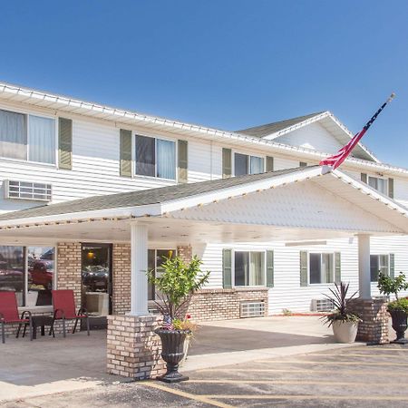 Super 8 by Wyndham Escanaba Bagian luar foto
