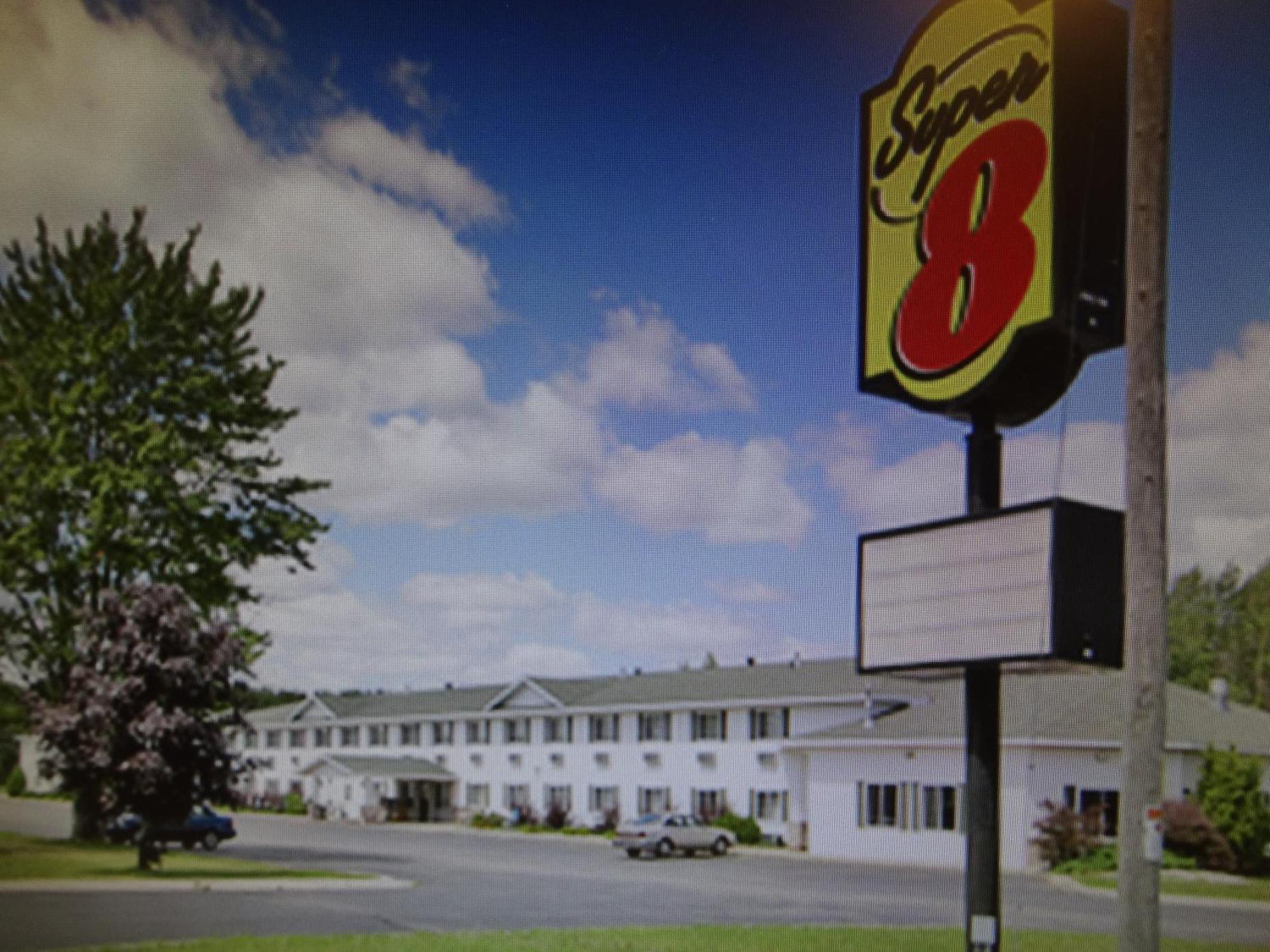 Super 8 by Wyndham Escanaba Bagian luar foto