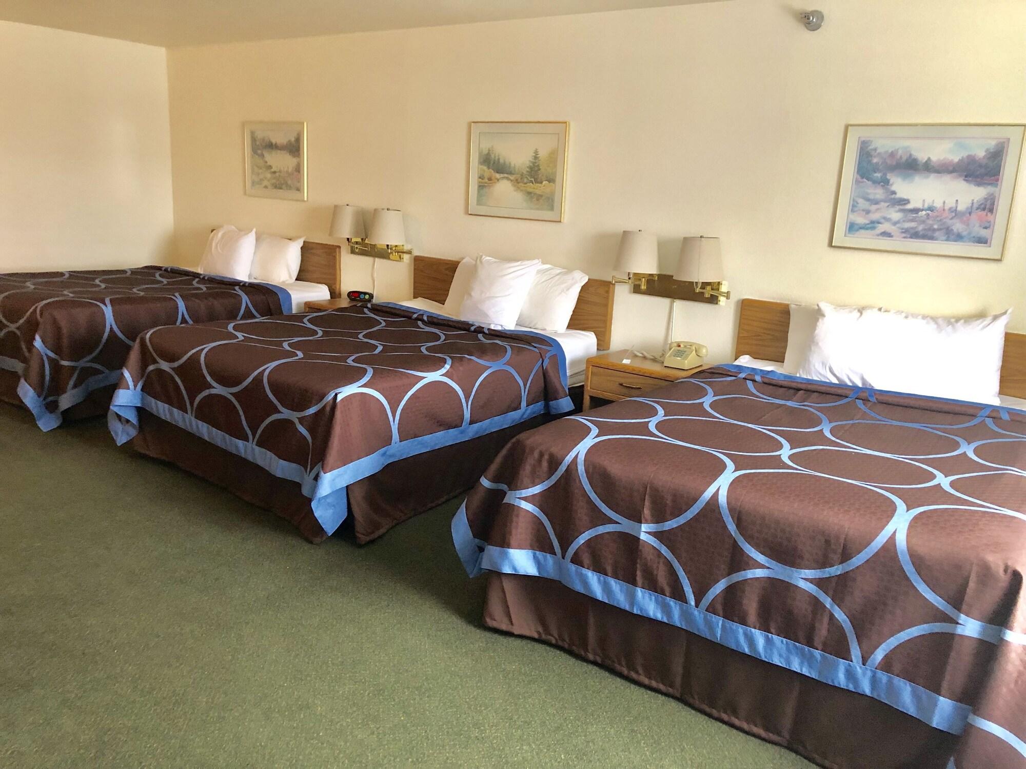 Super 8 by Wyndham Escanaba Bagian luar foto