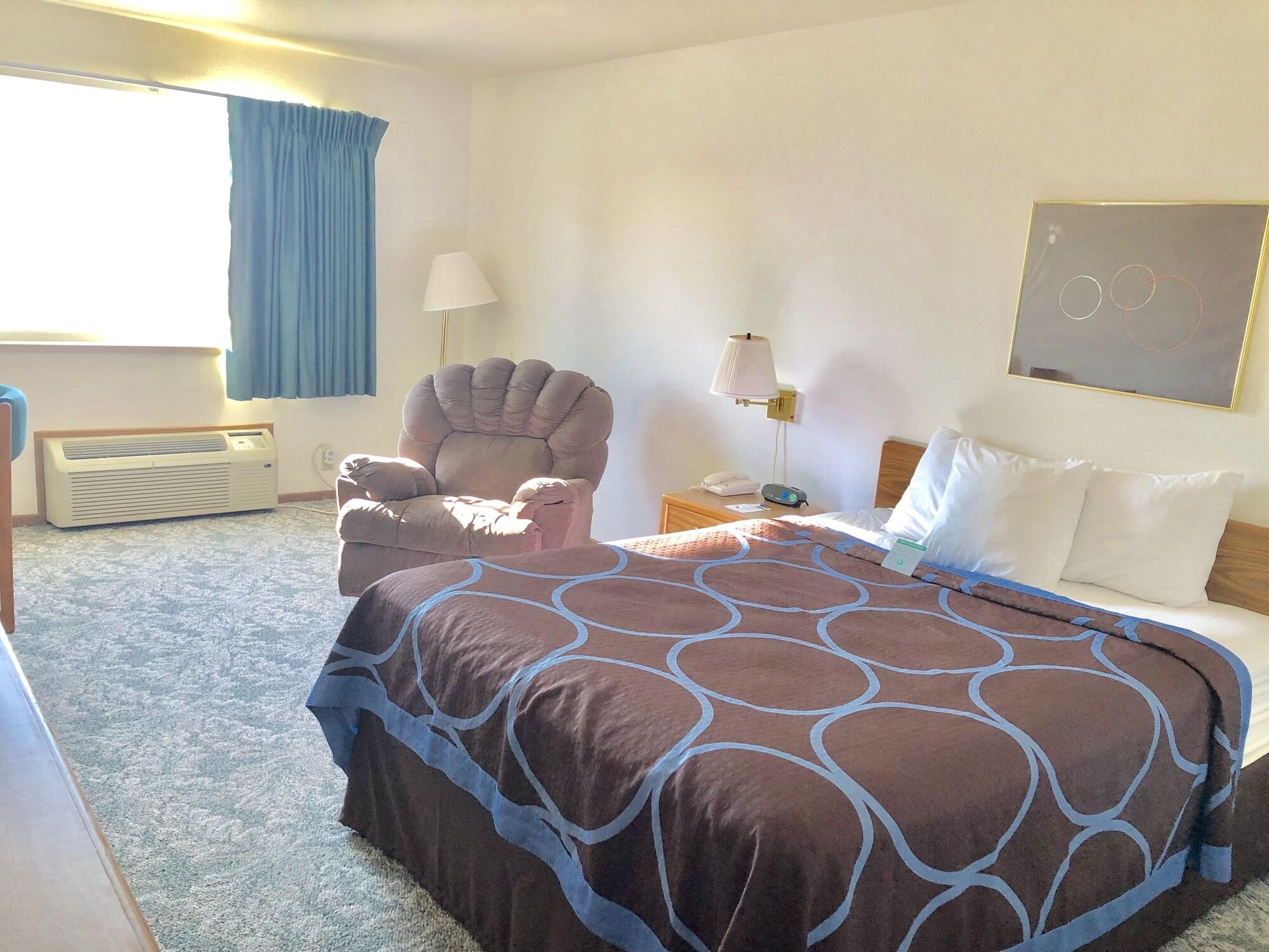 Super 8 by Wyndham Escanaba Bagian luar foto