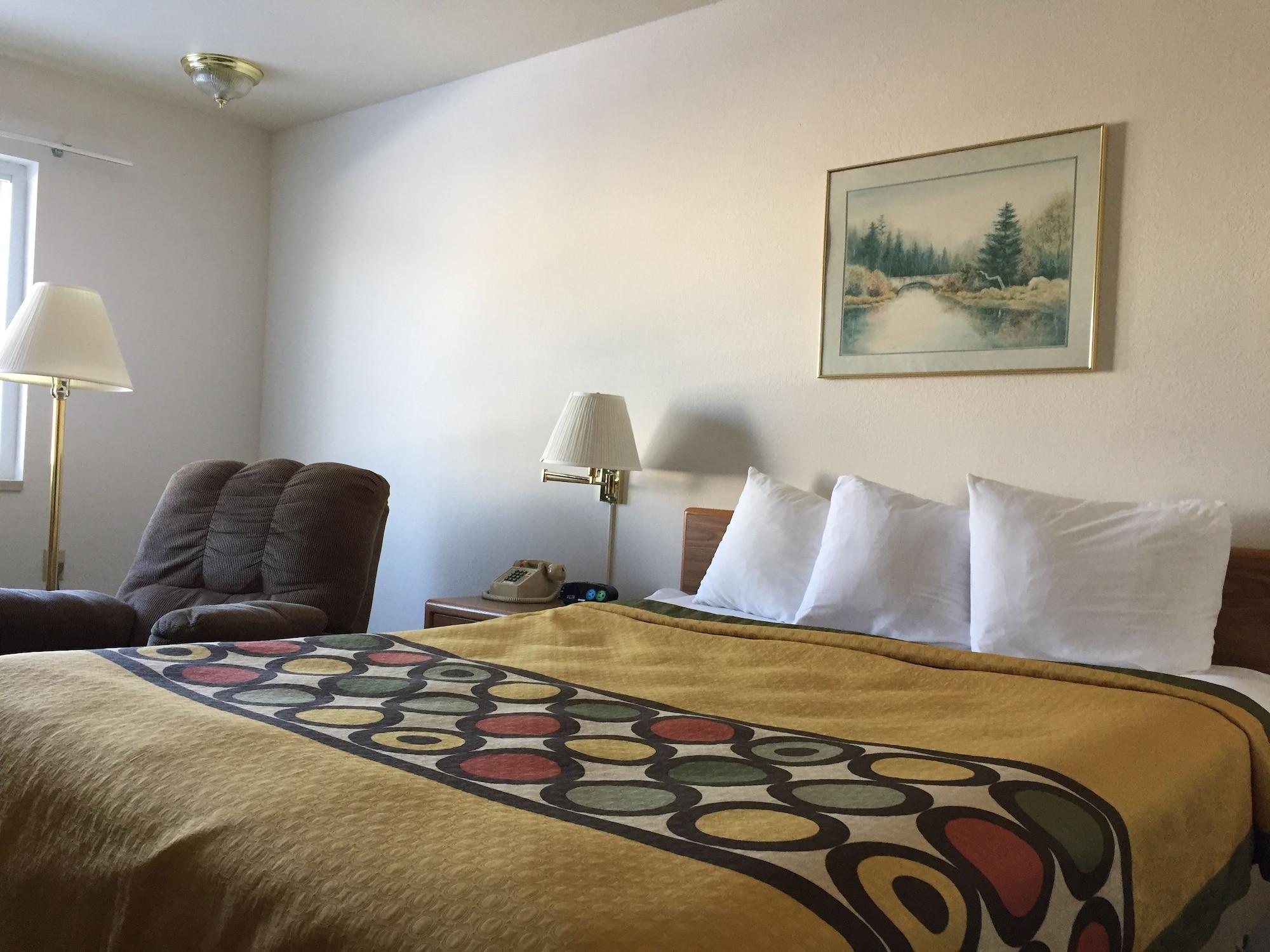 Super 8 by Wyndham Escanaba Bagian luar foto