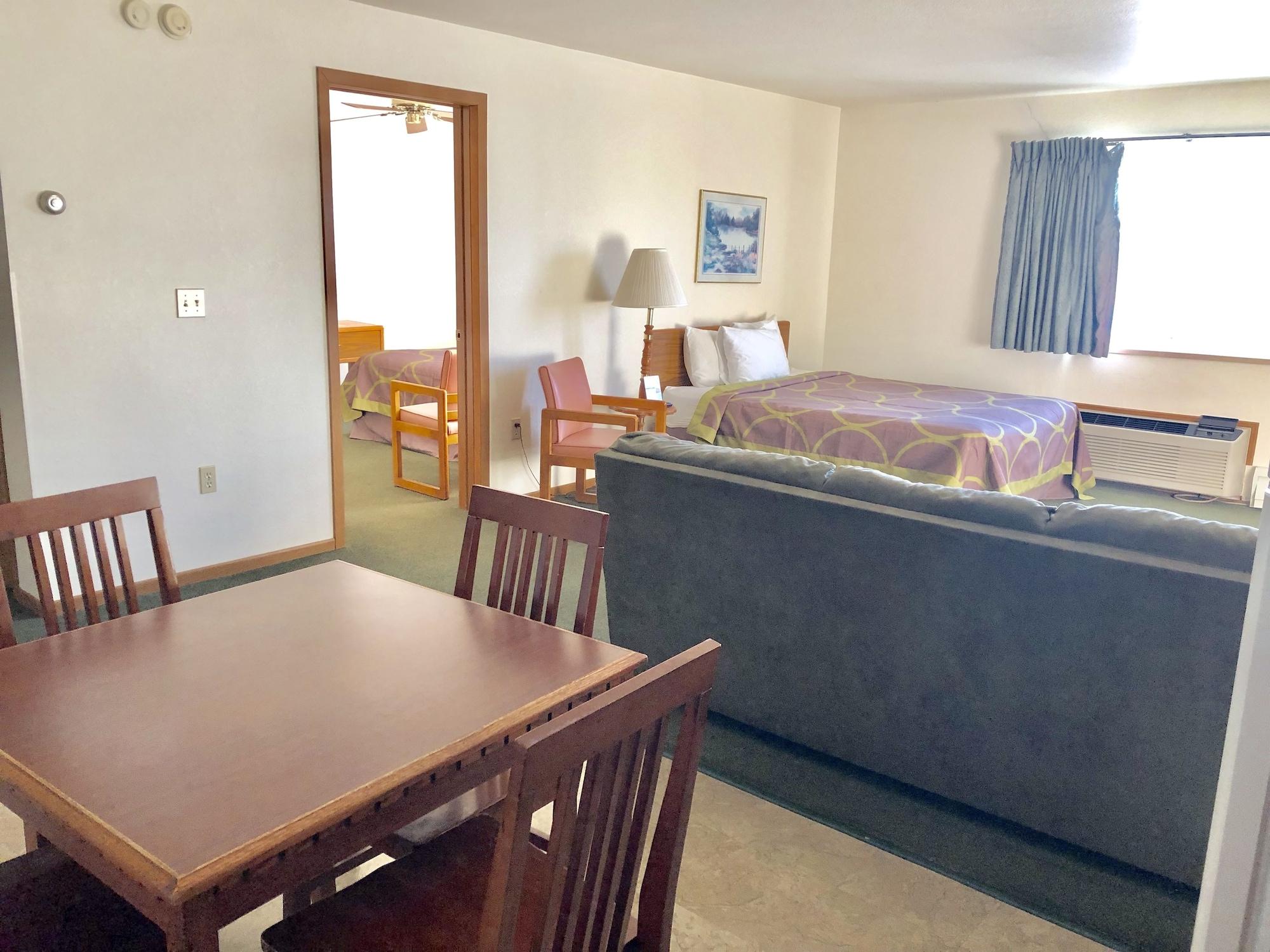 Super 8 by Wyndham Escanaba Bagian luar foto