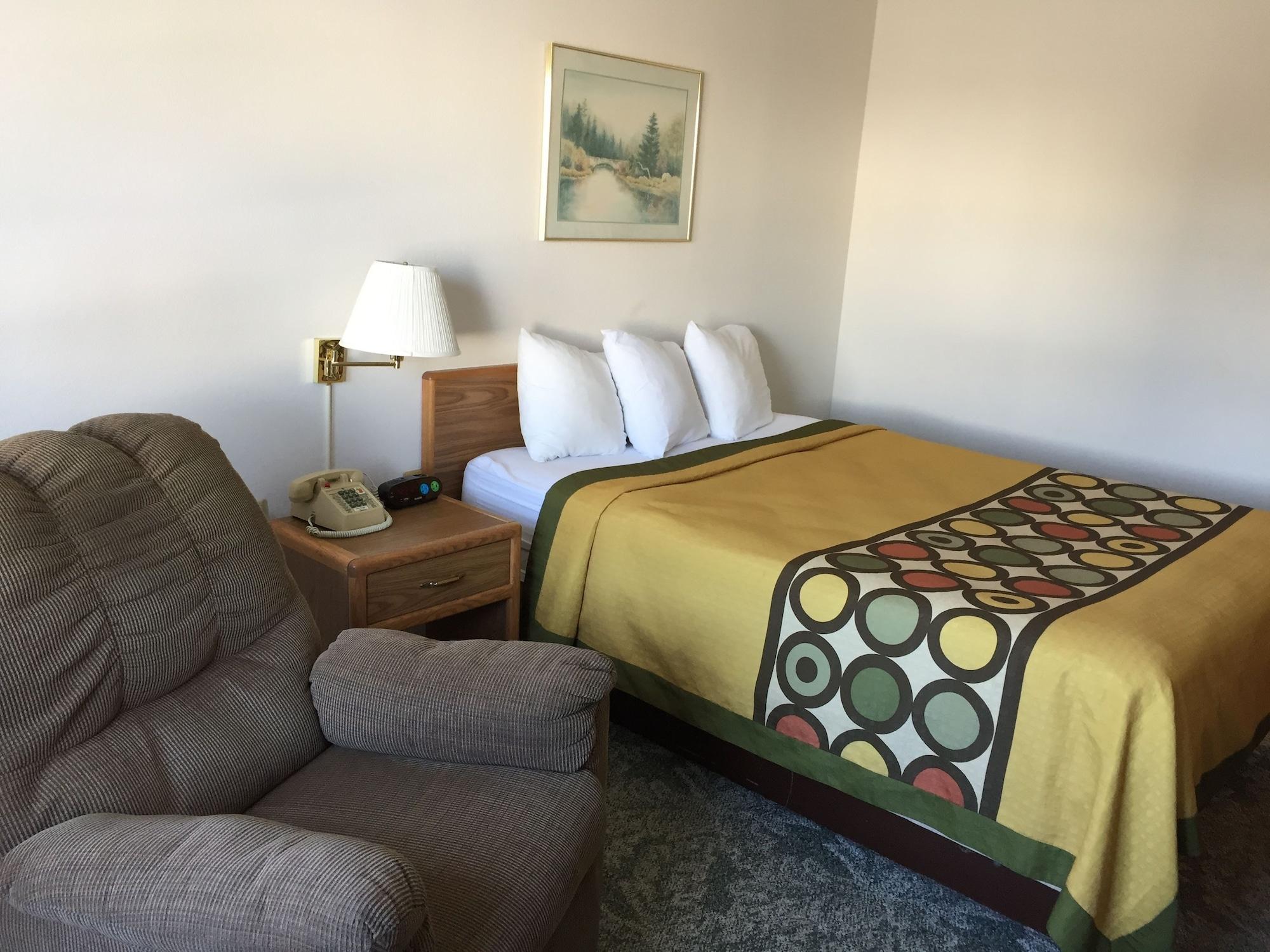 Super 8 by Wyndham Escanaba Bagian luar foto
