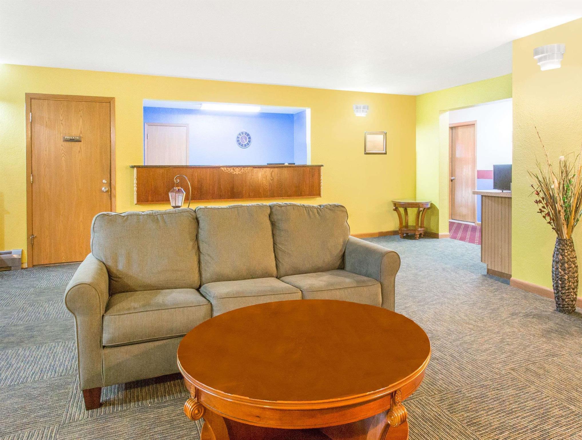 Super 8 by Wyndham Escanaba Bagian luar foto