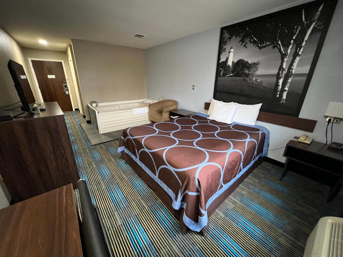 Super 8 by Wyndham Escanaba Bagian luar foto
