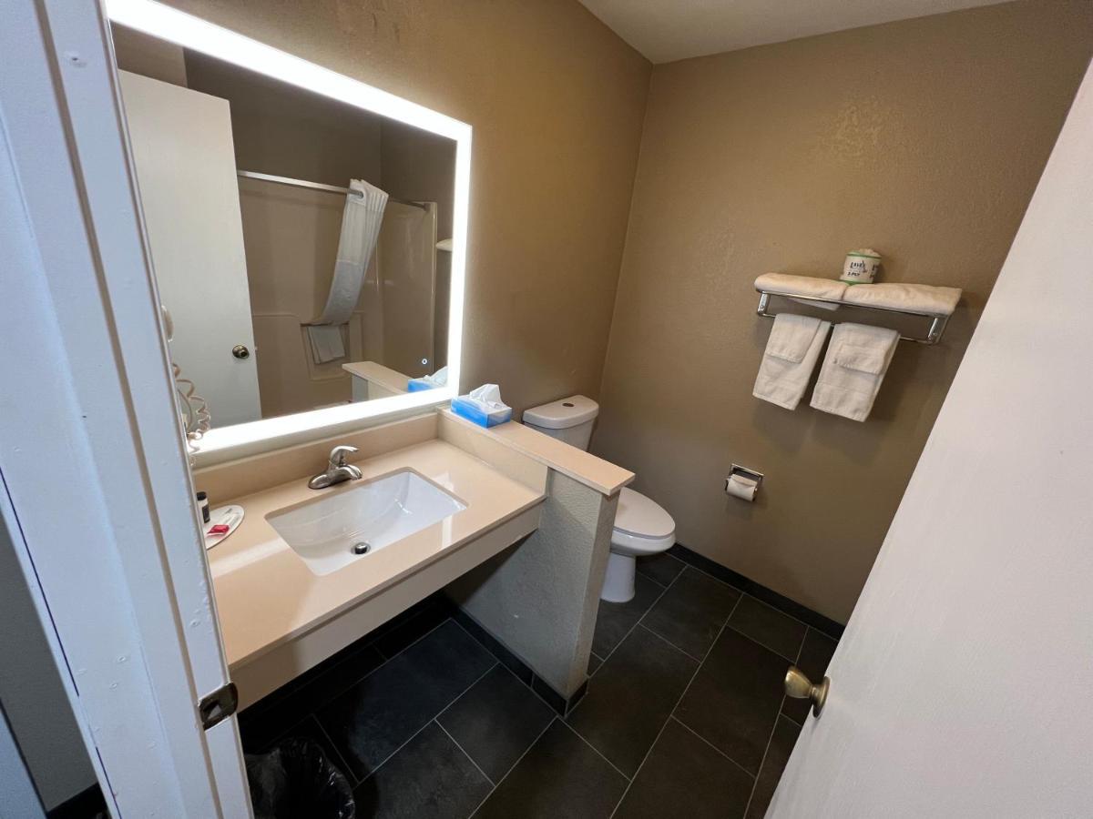 Super 8 by Wyndham Escanaba Bagian luar foto