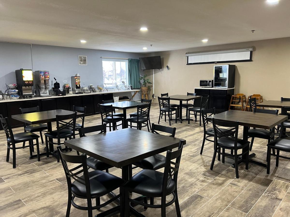 Super 8 by Wyndham Escanaba Bagian luar foto