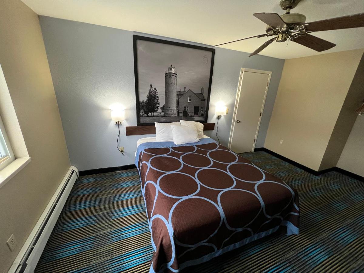 Super 8 by Wyndham Escanaba Bagian luar foto