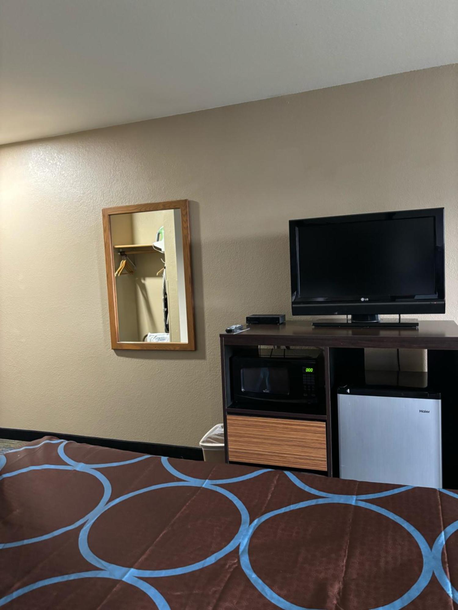 Super 8 by Wyndham Escanaba Bagian luar foto