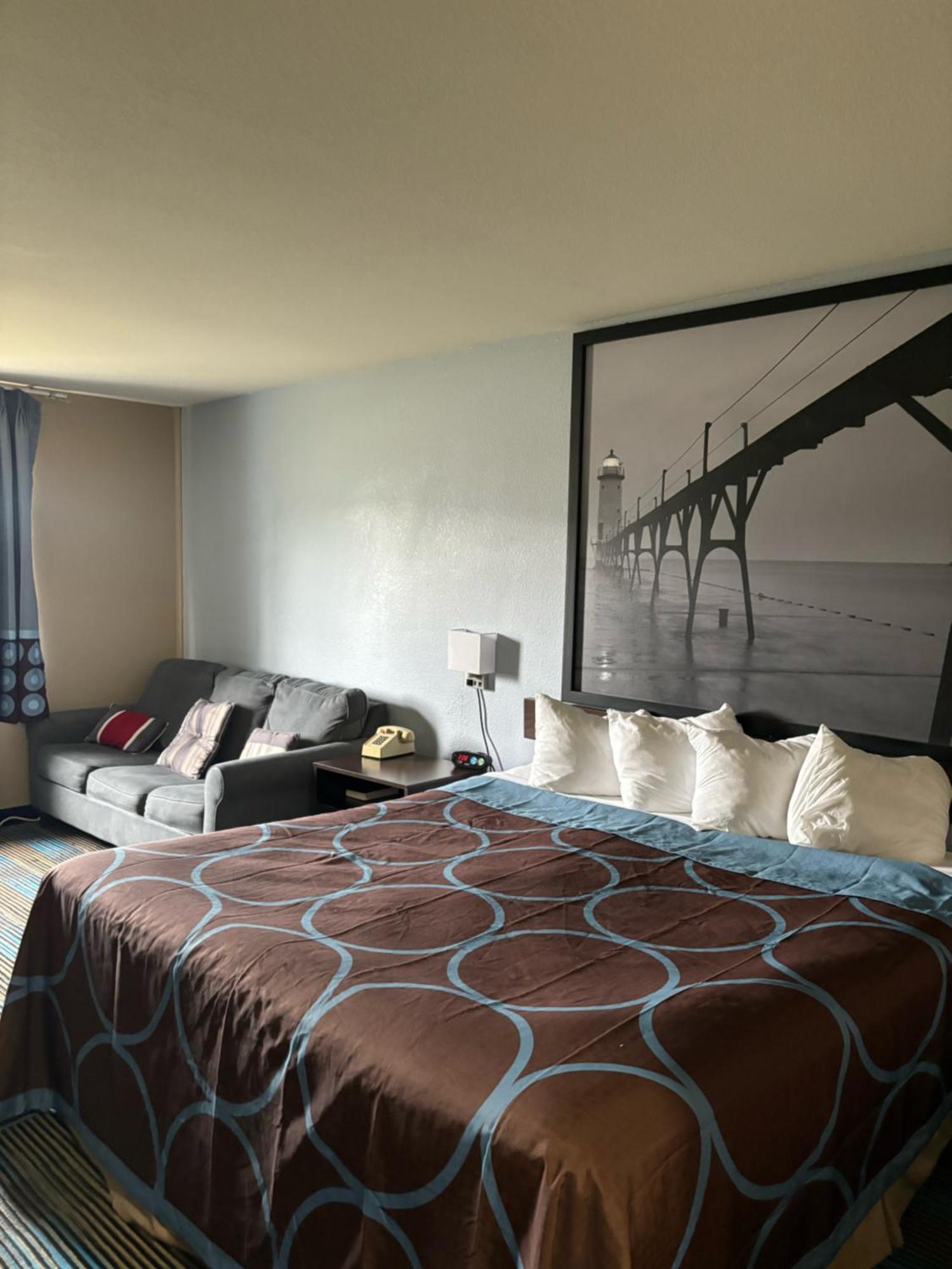Super 8 by Wyndham Escanaba Bagian luar foto