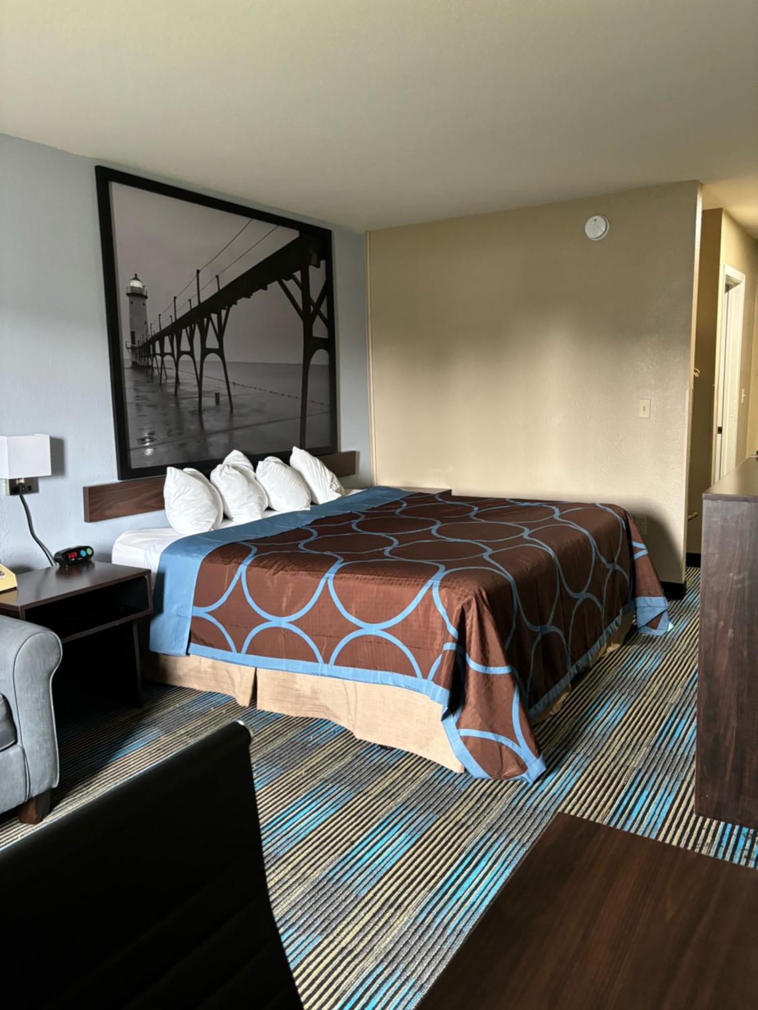 Super 8 by Wyndham Escanaba Bagian luar foto