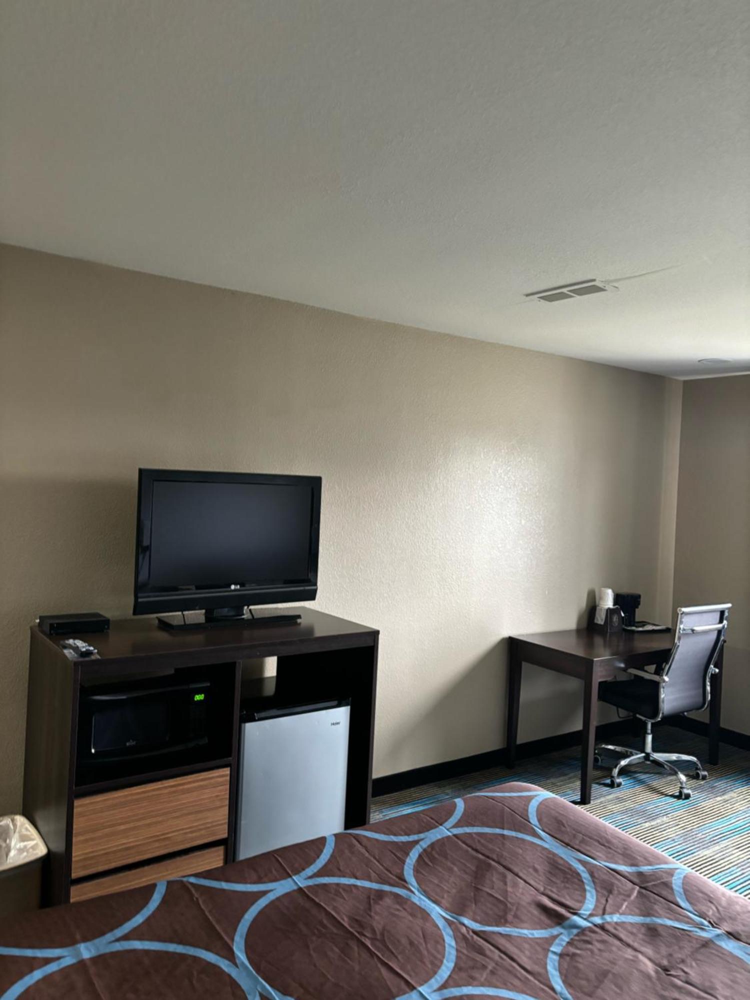 Super 8 by Wyndham Escanaba Bagian luar foto