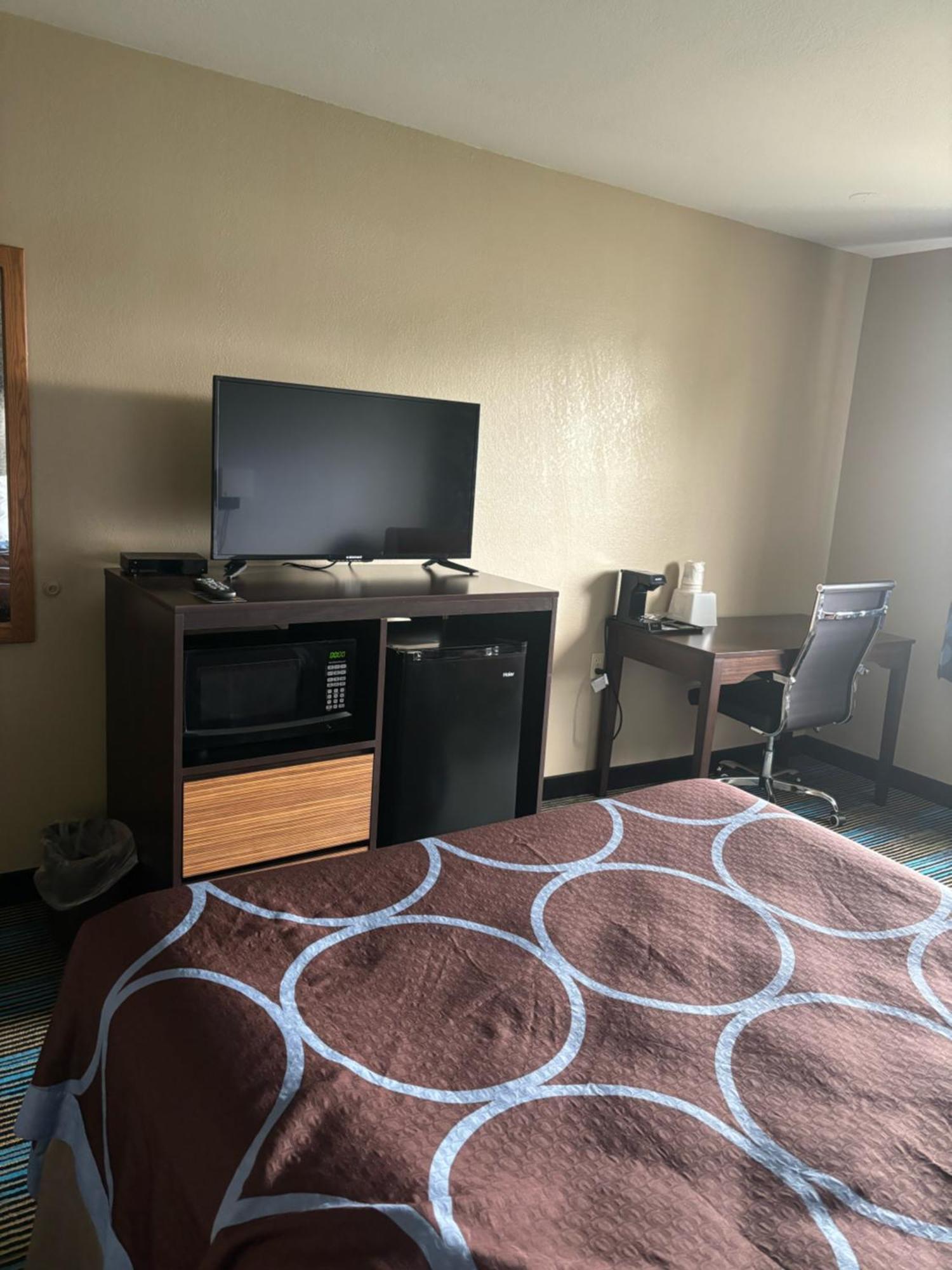 Super 8 by Wyndham Escanaba Bagian luar foto