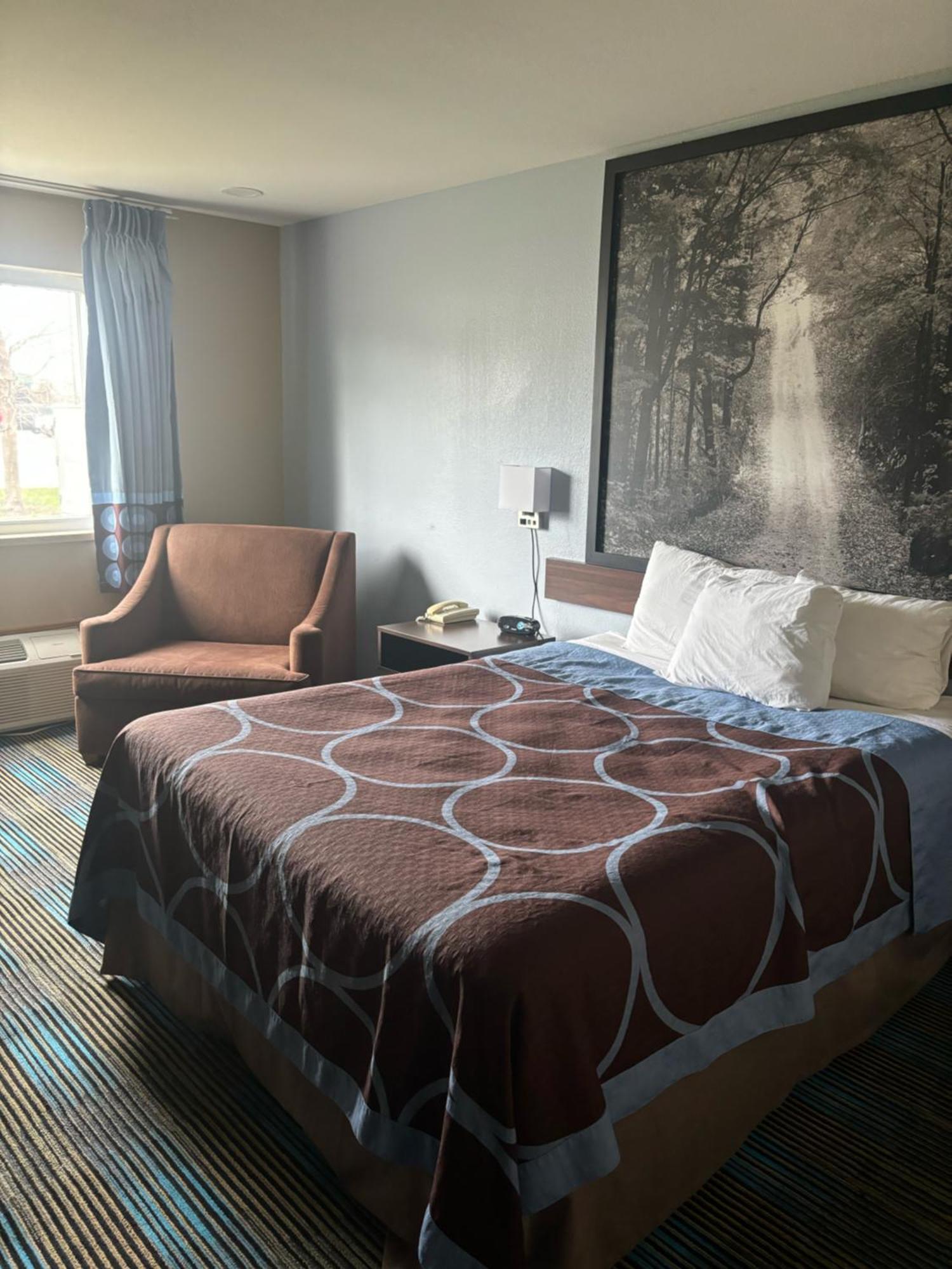 Super 8 by Wyndham Escanaba Bagian luar foto