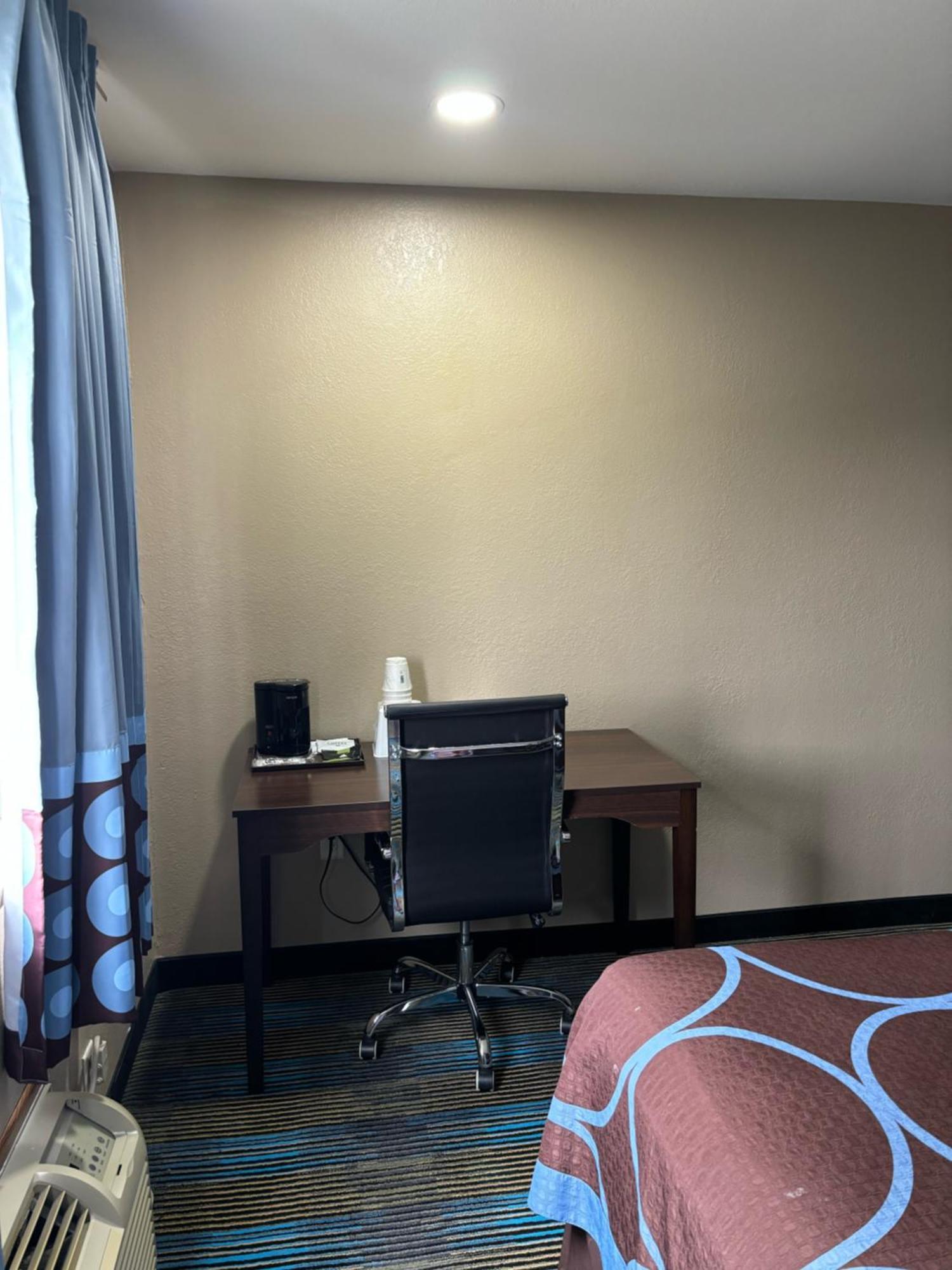 Super 8 by Wyndham Escanaba Bagian luar foto