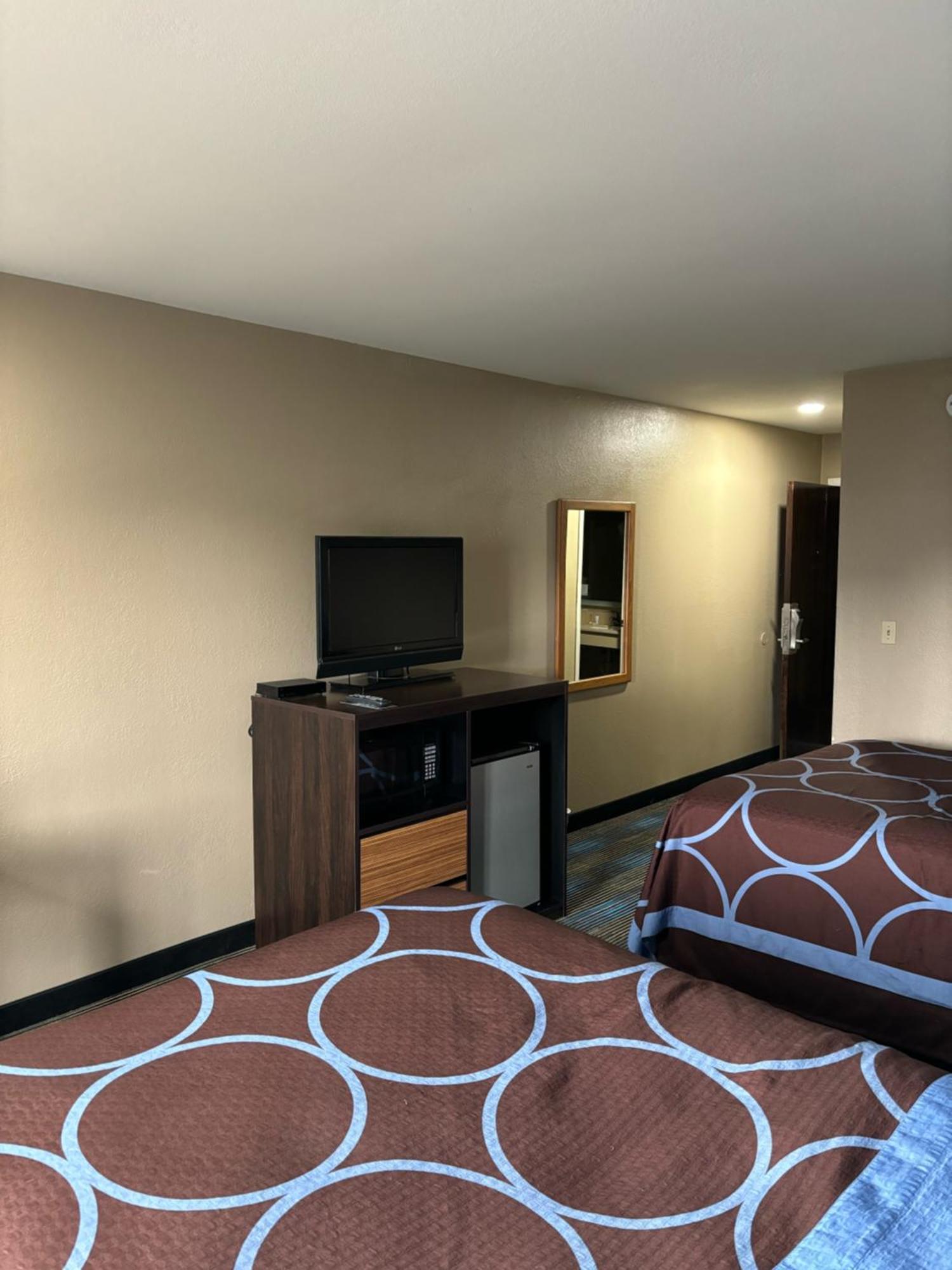 Super 8 by Wyndham Escanaba Bagian luar foto
