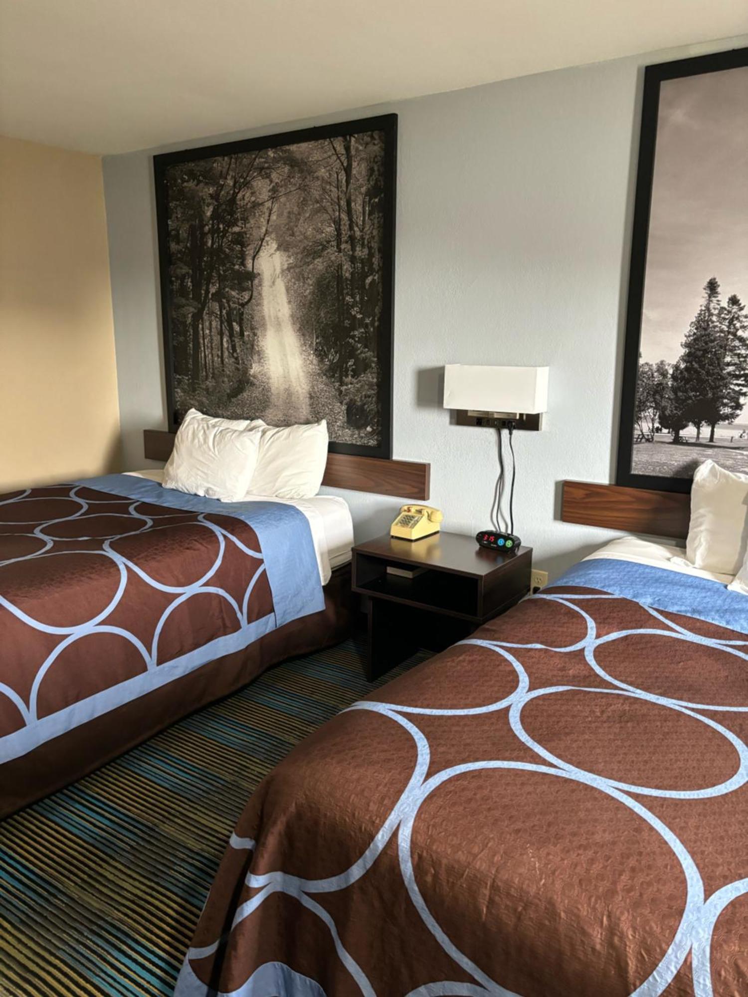 Super 8 by Wyndham Escanaba Bagian luar foto