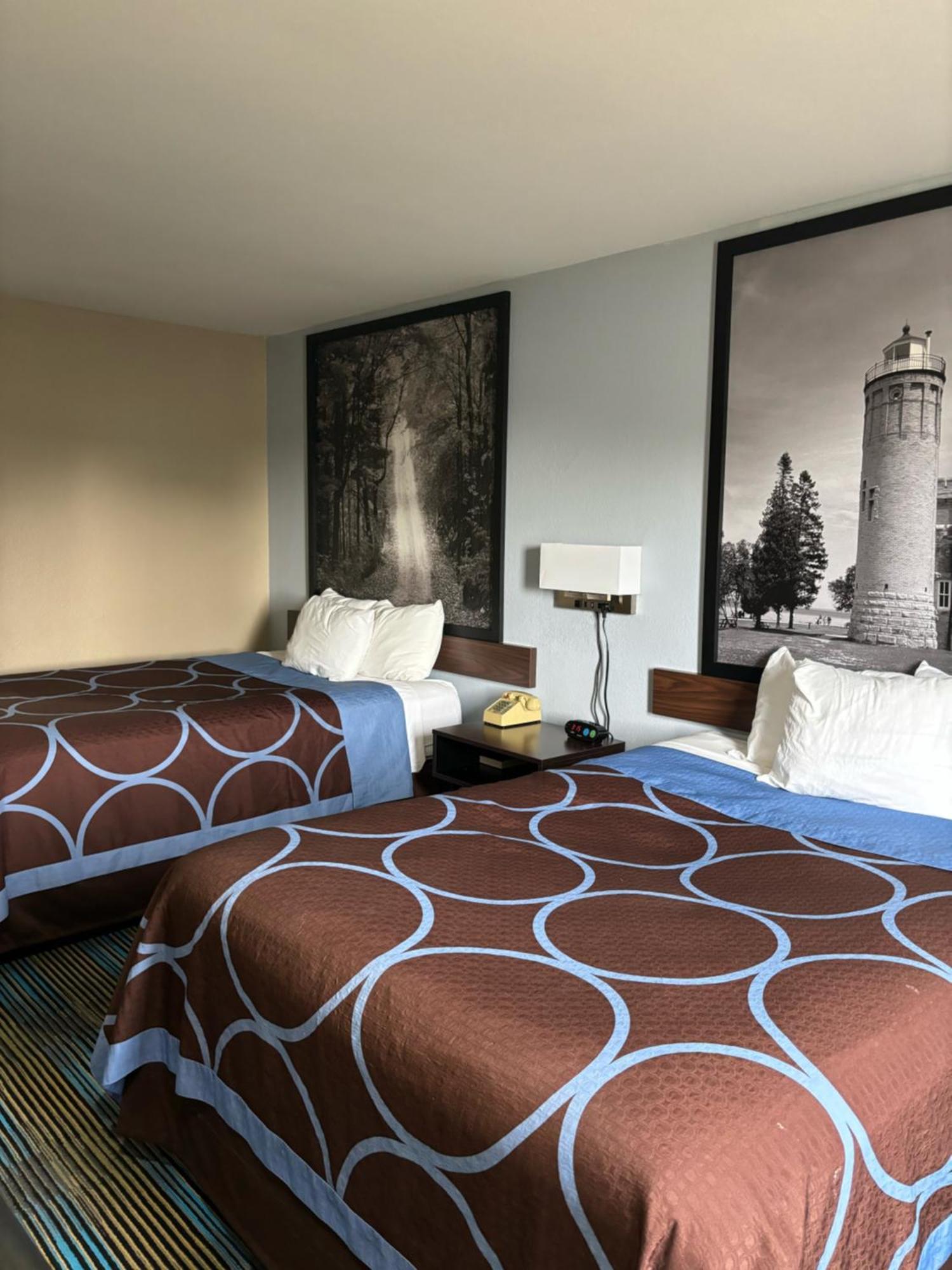 Super 8 by Wyndham Escanaba Bagian luar foto
