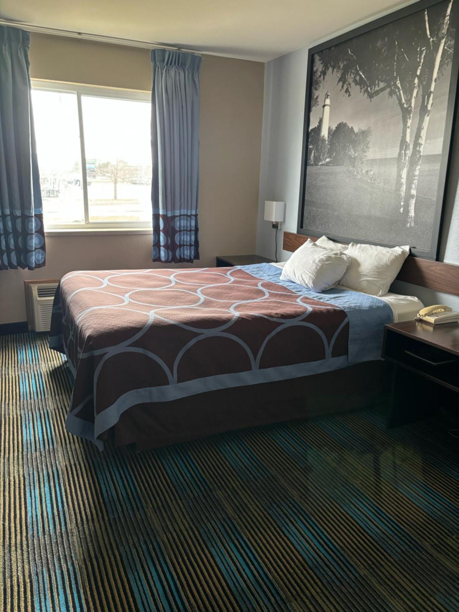Super 8 by Wyndham Escanaba Bagian luar foto