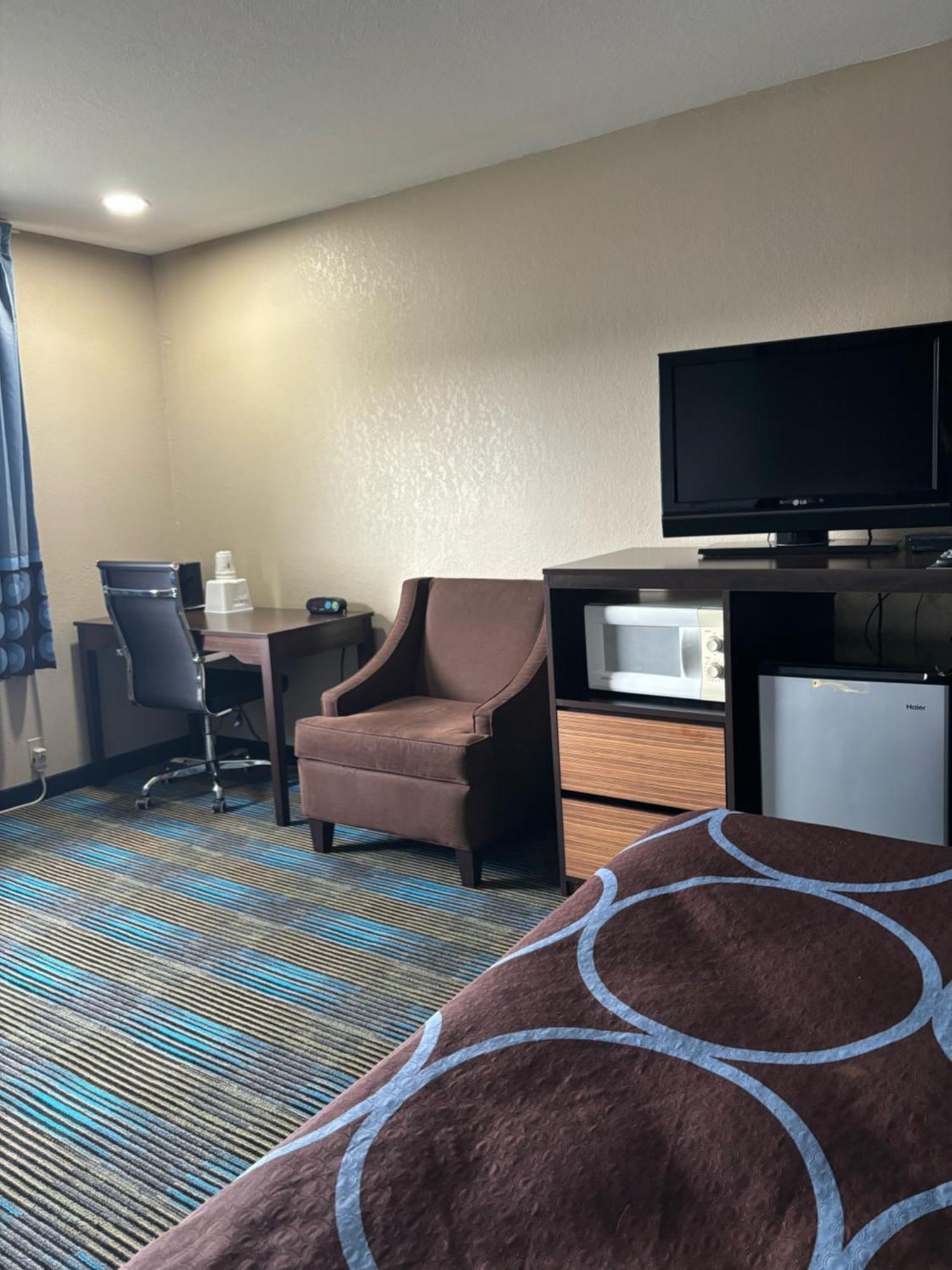 Super 8 by Wyndham Escanaba Bagian luar foto