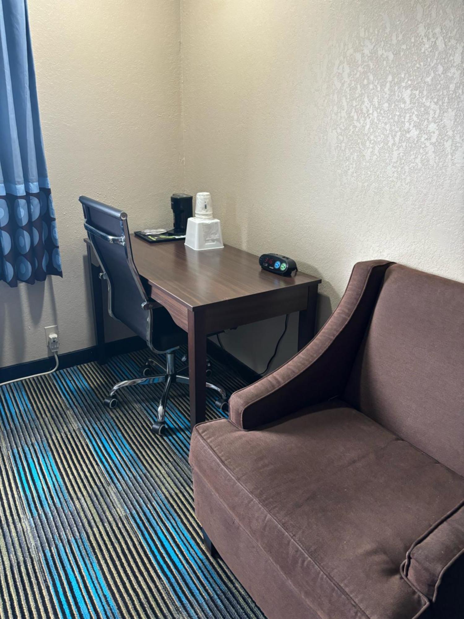 Super 8 by Wyndham Escanaba Bagian luar foto