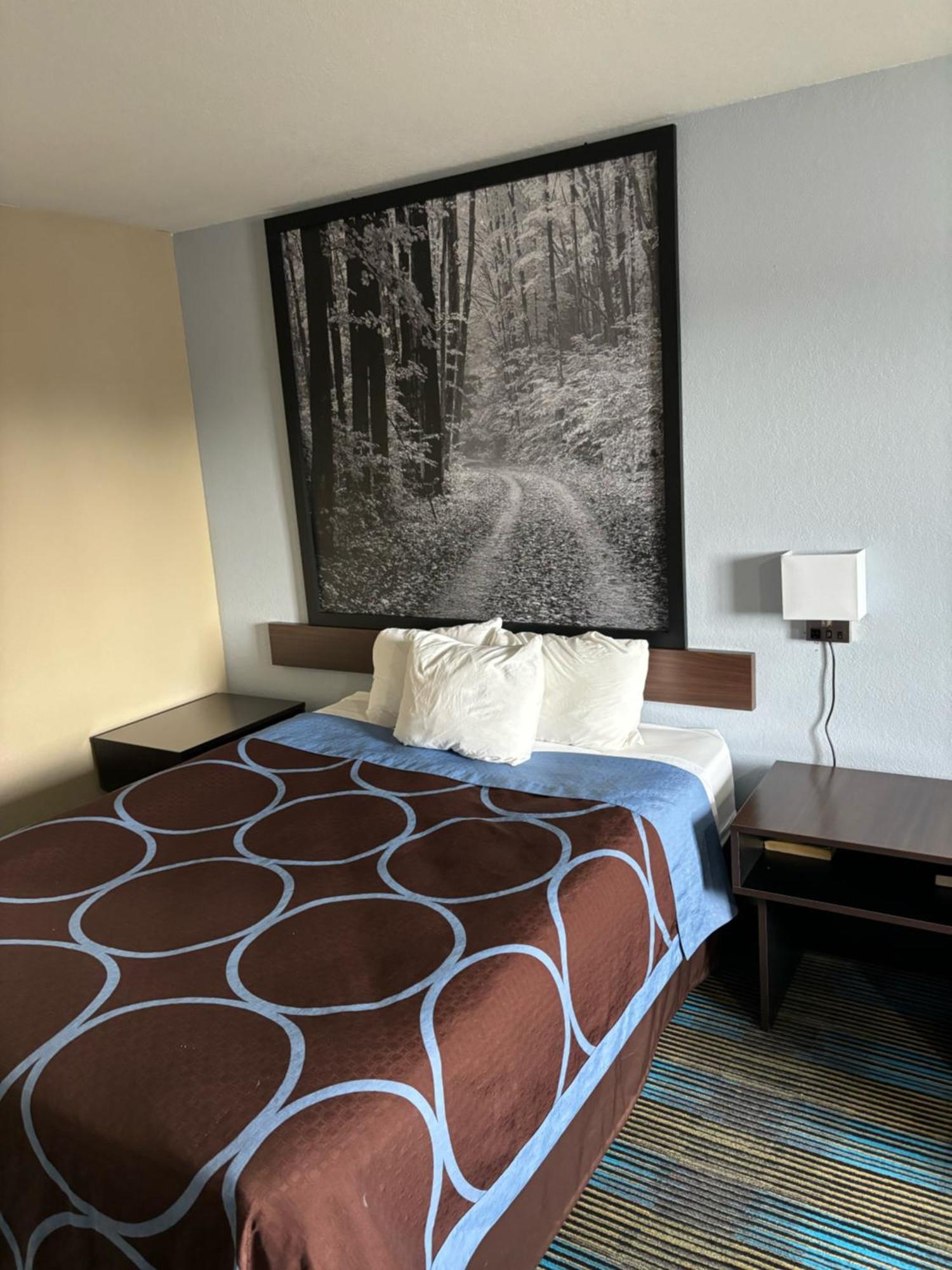 Super 8 by Wyndham Escanaba Bagian luar foto