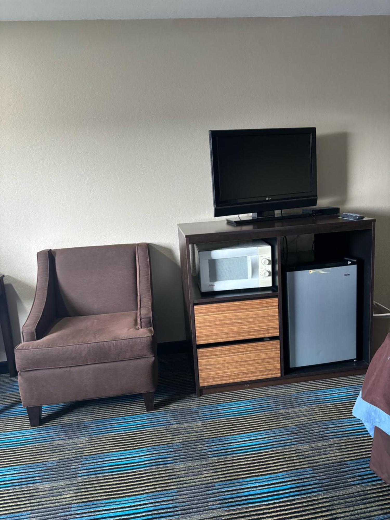 Super 8 by Wyndham Escanaba Bagian luar foto