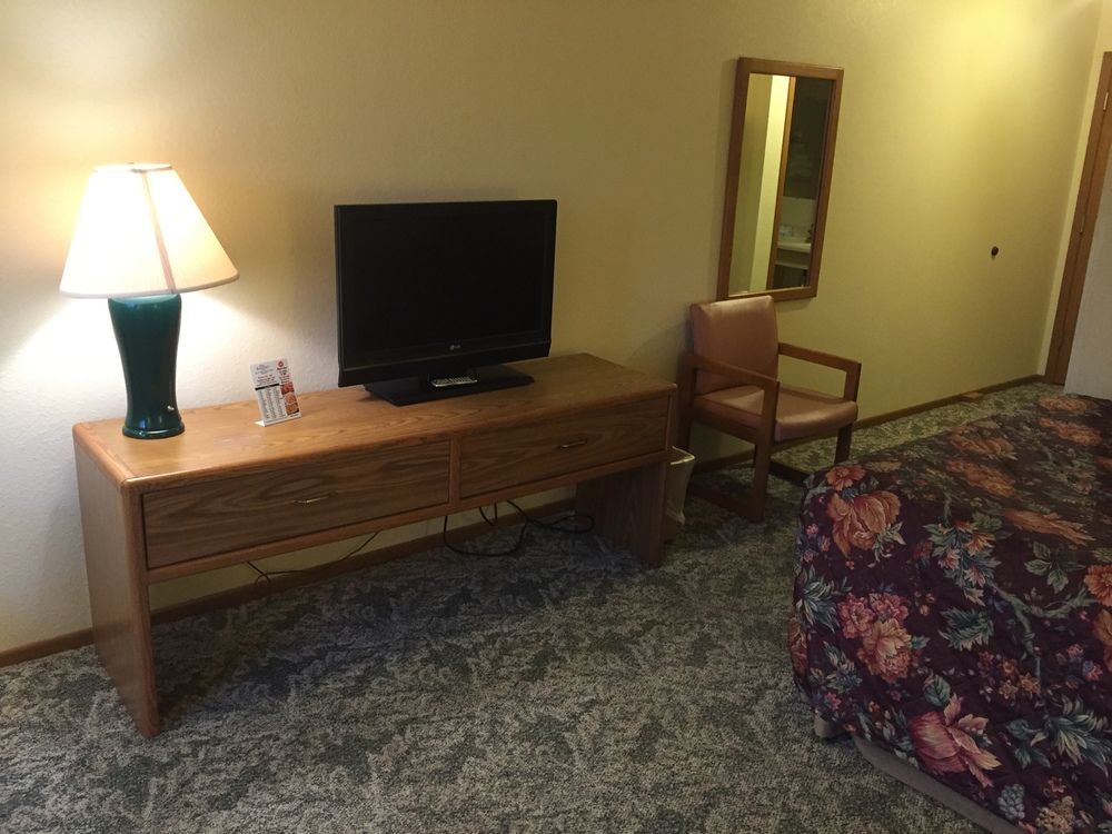 Super 8 by Wyndham Escanaba Bagian luar foto