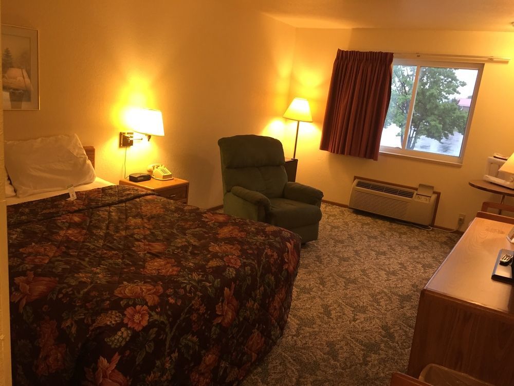 Super 8 by Wyndham Escanaba Bagian luar foto