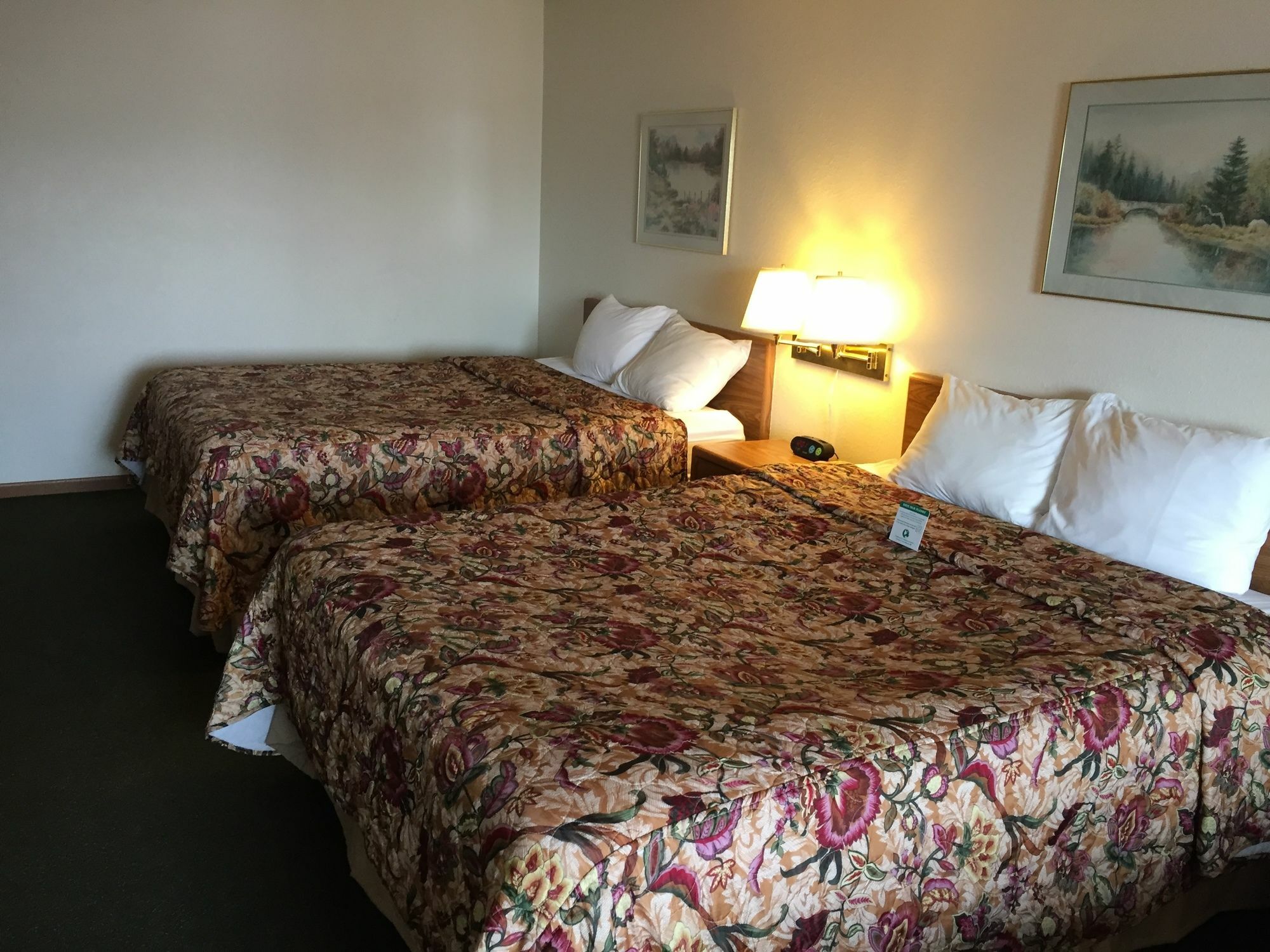 Super 8 by Wyndham Escanaba Bagian luar foto