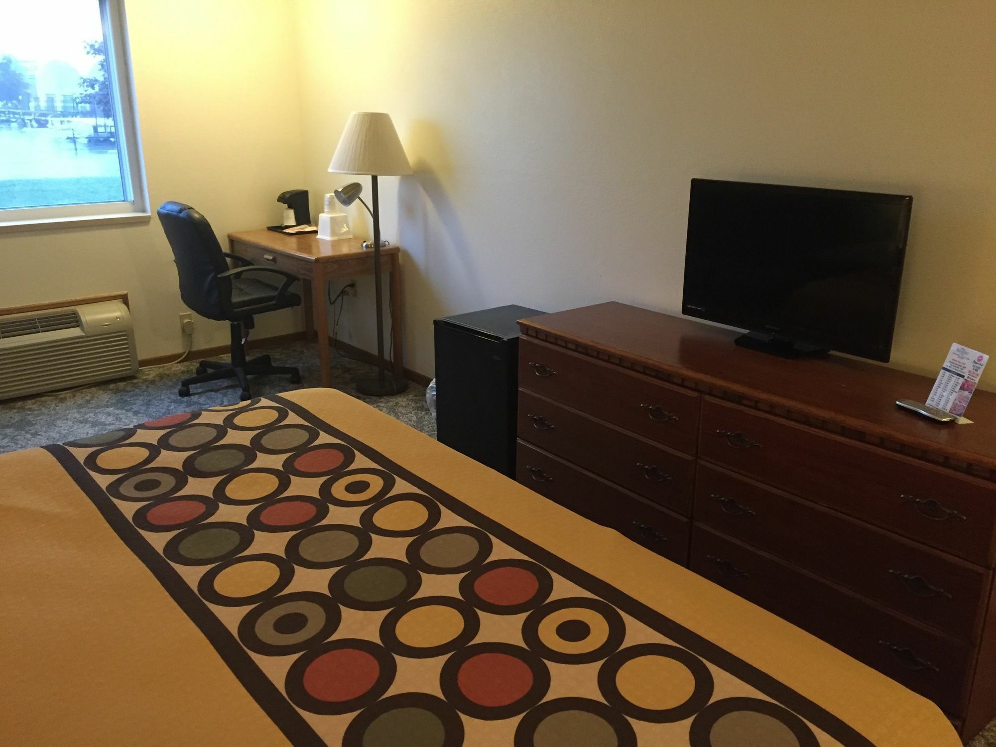 Super 8 by Wyndham Escanaba Bagian luar foto