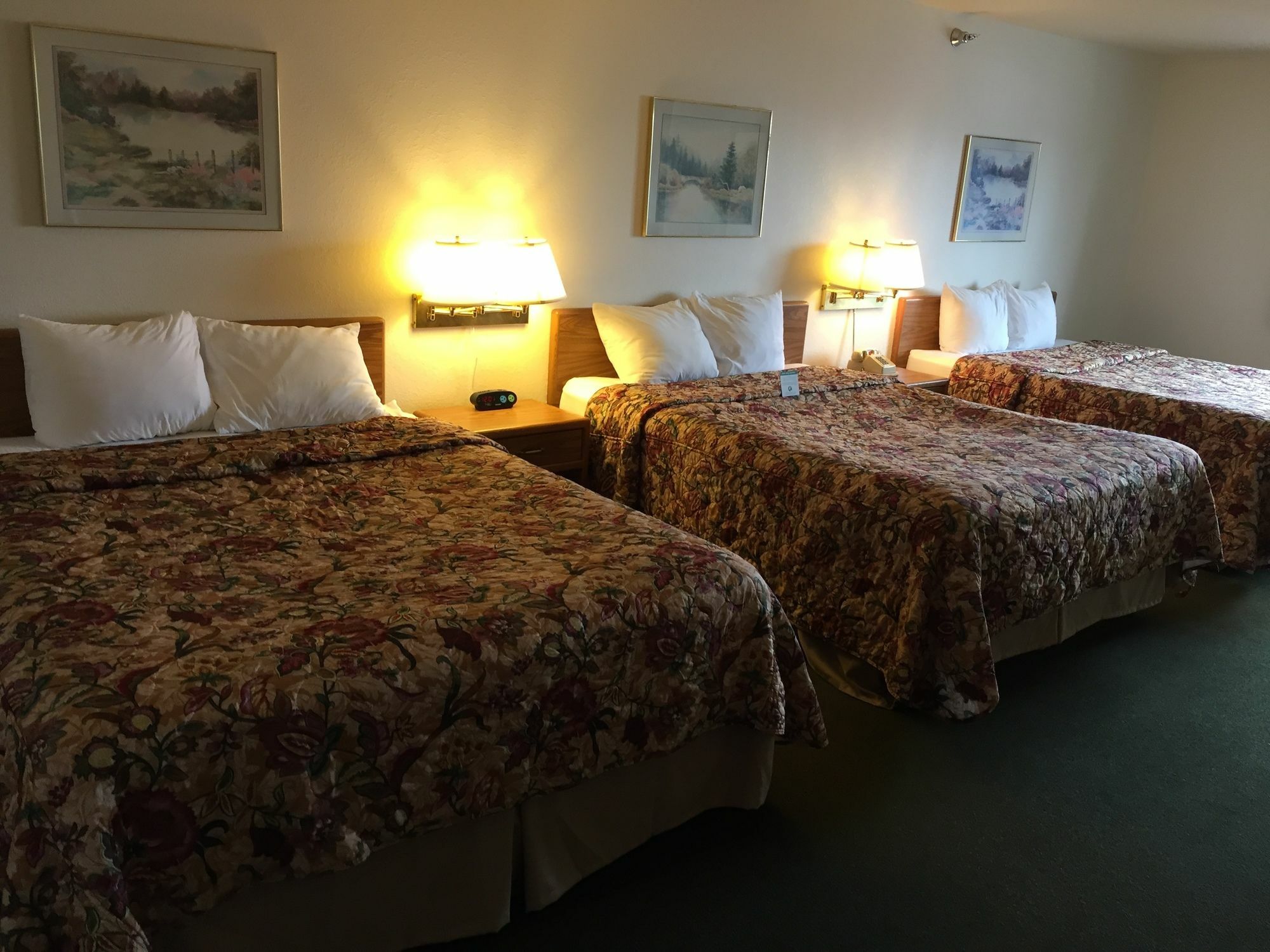 Super 8 by Wyndham Escanaba Bagian luar foto